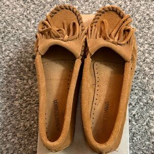Minnetonka Women's Brown Fringe Moccasins
